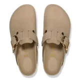 Zueco Boston de Birkenstock, color tabaco, con una hebilla grande dorada y suela negra.