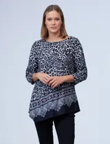 Buzo de tejido soft estampado animal print en tonos blanco, negro y gris, con ruedo asimétrico y mangas tres cuartos.