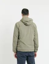 Campera negra con capucha, cierre frontal completo y bolsillos laterales con cierre. Diseño ligero con puños elásticos.