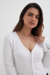 Sweater negro de tejido de punto acanalado, con escote en V y cierre frontal con cremallera circular.