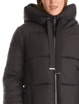 Campera puffer de corte recto y acabado mate, con diseño de bloques horizontales acolchados. Presenta capucha integrada con cordones de ajuste, cierre frontal metálico y bolsillos laterales invisibles. Incluye puños elásticos internos para mayor protección contra el frío.