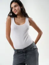 Body de algodón rib color beige, de diseño ajustado con escote redondo y sin mangas.