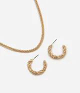 Conjunto de bisutería compuesto por un collar de cadena tipo cordón y un par de aros tipo argolla, ambos con superficie texturizada y acabado brillante en tono dorado.