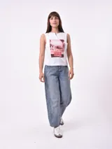 Musculosa blanca con estampado de una combi en la playa.