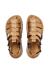 Sandalias tipo trekking color beige, con tiras de nylon ajustables y suela técnica con diseño ergonómico y detalles multicolor en la base.