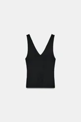 Musculosa de punto rib color marrón con mezcla de algodón, escote en V y tirantes anchos.