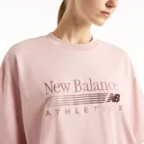 Remera oversize de algodón color rosado, con cuello redondo, mangas cortas y detalle de bordado con texto y logo de la marca en el pecho.
