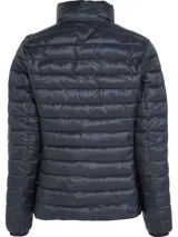 Campera acolchada azul marino de poliéster reciclado, con capucha y cierre de cremallera. Tiene dos bolsillos laterales con cremallera, es repelente al agua y presenta el logo de Tommy Hilfiger bordado en el pecho.