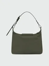 Cartera tipo hobo de tamaño grande, confeccionada en cuero vacuno con acabado liso. Presenta una solapa frontal con cierre de botón a presión metálico y correa ajustable para llevar al hombro.