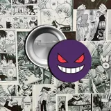 Pin con el diseño de una pokeball, con el frente rojo y blanco y un círculo negro con centro blanco.