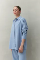 Camisa celeste de lino y viscosa, de corte clásico y silueta relajada.