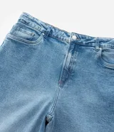 Pantalón de jean de corte recto, color azul medio, con cintura alta, trabillas para cinturón, cierre frontal con botón y cremallera, y bolsillos funcionales.
