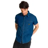 Camisa de manga corta confeccionada en tejido denim azul, con cuello camisero, cierre frontal de botones y bolsillo en el pecho con etiqueta de la marca CAT.
