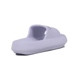 Chanclas de goma Diadora modelo Gomon, de color blanco con suela chunky y tira ancha con el logo de la marca en color negro.