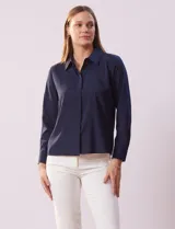 Camisa azul marino de gasa, marca Sioni. Cuello con solapa y abertura central con botones. Manga larga con puño y botón.