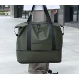 Bolso de viaje unisex de diseño minimalista, color negro, fabricado en PU y poliéster impermeable. Cuenta con compartimento principal con cierre, bolsillo frontal con cierre y asas superiores resistentes.