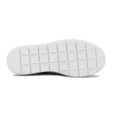 Championes urbanos Diadora modelo Rocket, color blanco con logo lateral en negro. Presentan una plataforma gruesa y dentada.