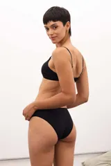 Vedetina de corte clásico color negro, con tiro medio y cobertura completa en la parte trasera.