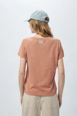 Remera lila de algodón, de manga corta y cuello redondo.