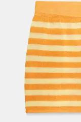 Shorts de tejido de punto con diseño de rayas horizontales en tonos naranja y amarillo, de tiro medio con cintura elástica.