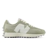 Championes New Balance modelo 327, color verde claro con logo "N" blanco, confeccionados en gamuza y nylon, con suela de goma.