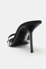 Sandalia de tacón alto fino, estilo mule, con tira delantera estampada con motivo de cebra en piel con pelo y acabado en punta redonda.