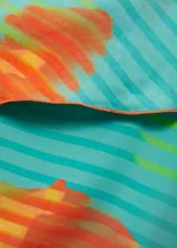 Vestido corto de viscosa con diseño entallado, escote palabra de honor con solapa vuelta y tirantes finos multiposición que se atan al cuello. Presenta un estampado floral sobre fondo turquesa con rayas diagonales y cuenta con forro interior.