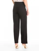 Pantalón de corte wide leg en color gris, con cintura alta y detalle de pretina prolongada con hebilla metálica lateral. Presenta costuras verticales frontales y cierre con gancho interno.