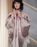 Capa de lana merino afieltrada, color beige con teñido artesanal en tonos marrones. Diseño asimétrico.