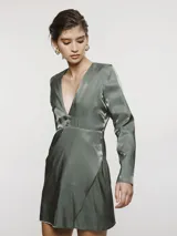 Vestido corto de satén color negro, con escote en V profundo, mangas largas y diseño cruzado en la falda.