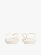 Ojotas Tommy Hilfiger color blanco, con tiras finas y logo texturizado en la tira.