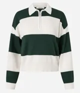 Suéter de punto color verde oscuro y blanco, con cuello polo, cierre frontal parcial de cremallera metálica y mangas largas con puños. Presenta un estampado de rayas horizontales.