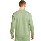 Buzo de cuello redondo Nike Sportswear Club Fleece, confeccionado en tejido suave con interior de felpa. Presenta un diseño liso en color verde oliva con el logo de la marca bordado en blanco en el lado izquierdo del pecho, puños y ruedo acanalados.