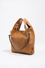 Bolso mediano Bimba y Lola modelo Paper, color tostado, con doble asa de mano, correa ajustable y detalle de tirador con borla de cuerda.