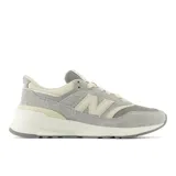 Championes New Balance modelo U997REE, color gris con detalles en blanco y beige, confeccionados en gamuza y malla, con logo "N" característico en los laterales y entresuela ENCAP.