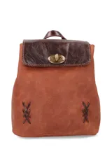 Mochila de cuero color marrón con solapa superior en tono marrón oscuro. Presenta un cierre metálico giratorio y detalles de cordones cruzados en la parte inferior frontal.