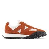 Championes New Balance modelo XC-72, color naranja y blanco, con suela de goma negra con textura.