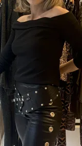 Cinto de cuero con hebilla metálica y diseño texturizado símil piel de cocodrilo, serpiente o charol.