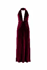 Vestido largo de terciopelo negro, con diseño al cuerpo, escote halter y pronunciado escote en V con frunce central.