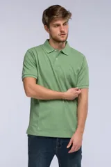 Remera polo de piqué de manga corta, color celeste, con cuello camisero, cartera con botones y pequeño logo bordado en el pecho.
