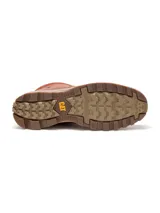 Bota de caña media Caterpillar modelo Elude, confeccionada en cuero impermeable color marrón. Presenta cierre de cordones, cuello acolchado, logo de la marca grabado en el lateral y suela de goma dentada en tono beige para mayor tracción.