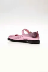 Zapato Mary Jane rosa metalizado con hebilla adornada con cristales, punta cuadrada y suela negra.