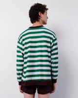 Remera de manga larga a rayas horizontales verdes y blancas, con cuello y puños marrones.