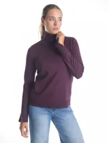 Polera de tejido fino, color rosado, con cuello alto, manga larga y detalle de tajo en los puños.