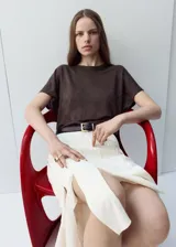 Camiseta de lino color marrón oscuro, con diseño recto, cuello redondo y mangas cortas holgadas.