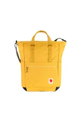 Bolso tote Fjallraven High Coast color ocre, con asas de mano y correa de hombro ajustable. Tiene un bolsillo frontal con cierre y el logo de la marca en el frente.