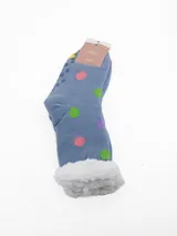 Medias de caña media con interior de sherpa, diseño a rayas horizontales multicolor y suela antideslizante con puntos de silicona.