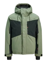 Campera técnica impermeable y cortaviento con capucha ajustable, diseñada para condiciones de frío, viento y lluvia. Confeccionada en tejido resistente, cuenta con cierre frontal con tapeta, bolsillos con cierre, ventilación bajo los brazos y ajustes en puños para evitar la entrada de nieve.
