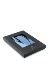 Set de chaleco, corbata y pañuelo de vestir color negro con diseño floral.