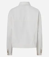 Campera tipo trucker de sarga en color blanco, con cuello clásico, cierre frontal de botones metálicos, bolsillos con solapa en el pecho y recortes delanteros.